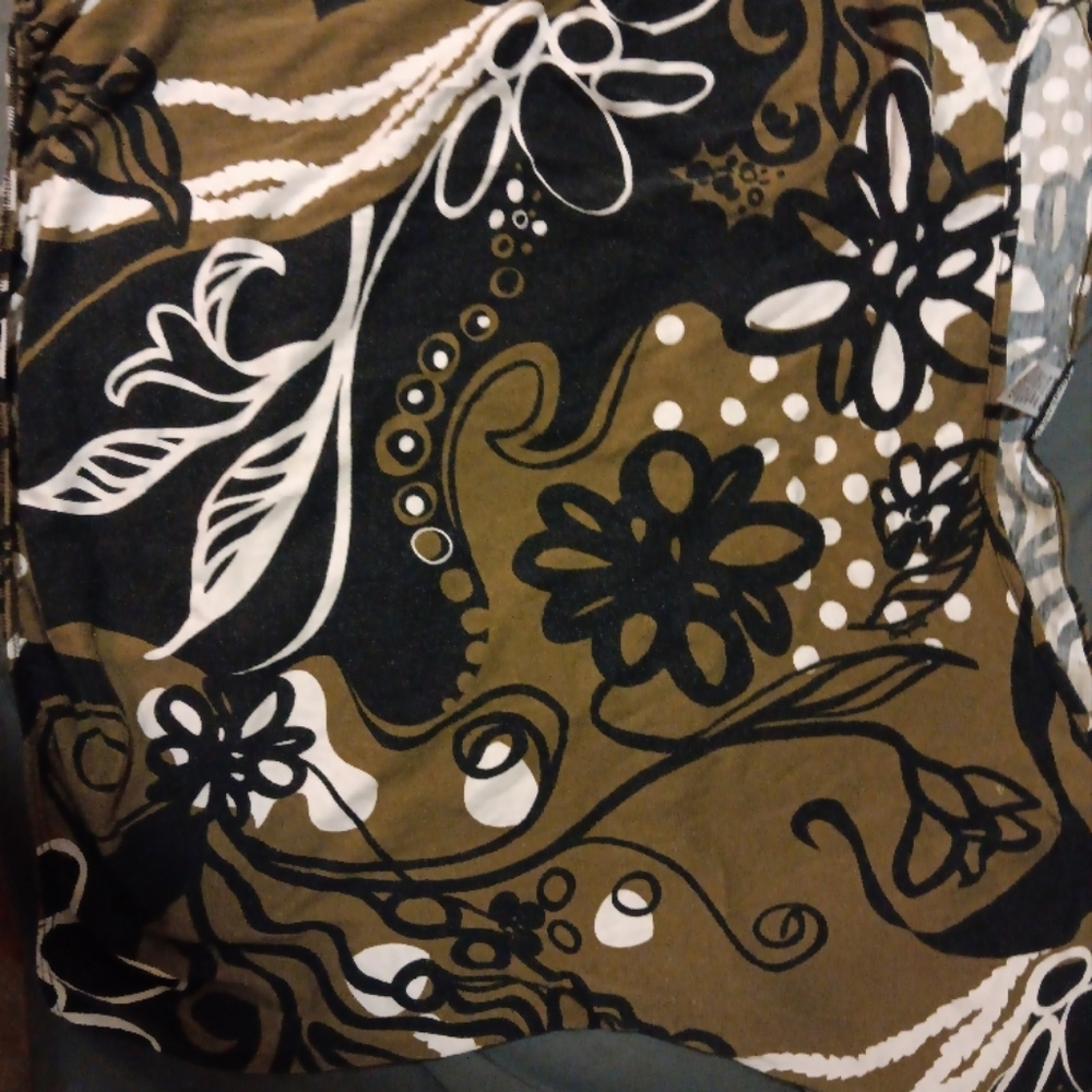 Black and White Graphic Floral Blouse manuhealii